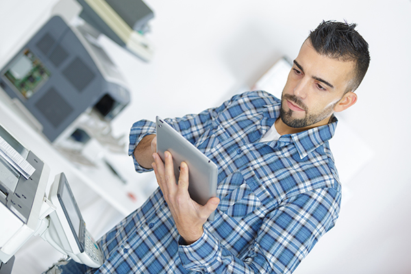 ADES AG Dienstleistung Installation vor Ort beim Kunden